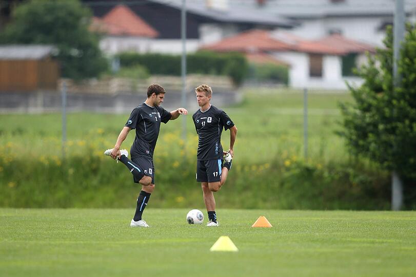 Erste Trainingseinheit der Löwen auf dem Sportplatz von Wörgl. Moritz Volz und Sebastian Hertner.