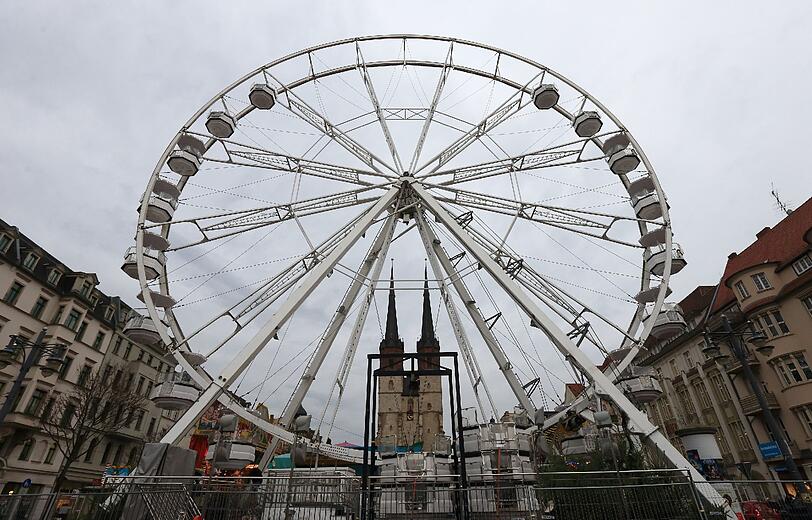 In Halle/Saale (Sachsen-Anhalt) wurden auf dem Weihnachtsmarkt Gondeln von einem Riesenrad der Schaustellerfamilie Boos abgebaut. Sie wurden aus Sicherheitsgründen aufgrund von Unwetterwarnungen wegen dem Orkantief Xaver von dem 32 Meter hohen Riesenrad abgenommen.