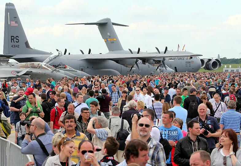Bei der Internationalen Luft - und Raumfahrtausstellung in Berlin werden rund 230.000 Besucher erwartet.