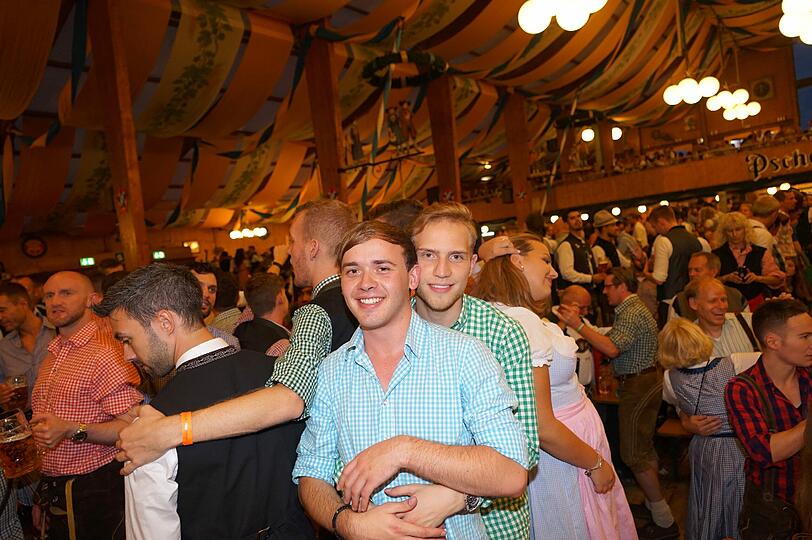 Der erste Wiesn-Sonntag in der Bräurosl gehört ganz den Schwulen und Lesben. Mitten drin bei der bunten Party: OB Dieter Reiter. Wie wild gestern Abend gefeiert wurde, sehen Sie in unserer Bildergalerie.