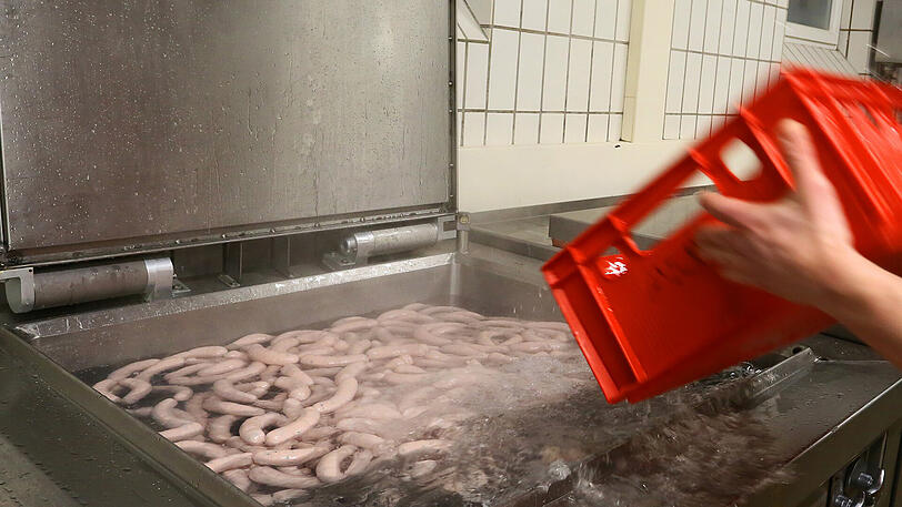 Eine halbe Stunde werden die Würste im Kessel gebrüht.