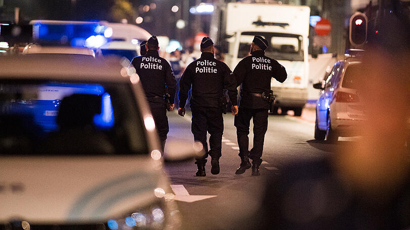 Polizisten patrouillieren am Freitag in Brüssel in der Straße, in der ein Mann zwei Soldaten mit einem Messer verletzt hatte.