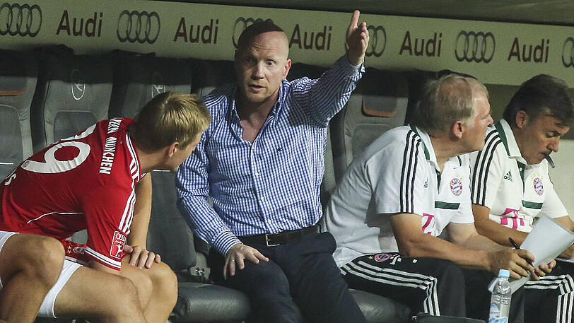 Ein leicht erregter Bayern-Sportdirektor Matthias Sammer (rechts) und ein leicht frustrierter Bayern-Profi Toni Kroos am Rande des Audi-Cups-Endspiels 2013, das die Münchner mit 2:1 gegen Manchester City gewannen.