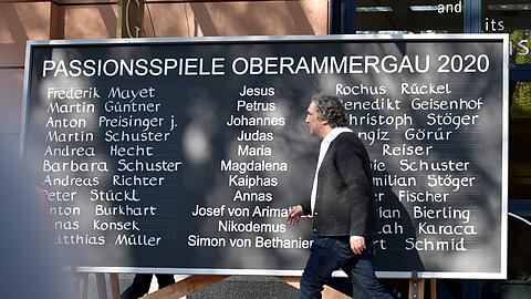 Christian Stückl vor der Tafel mit den Namen der Mitwirkenden.