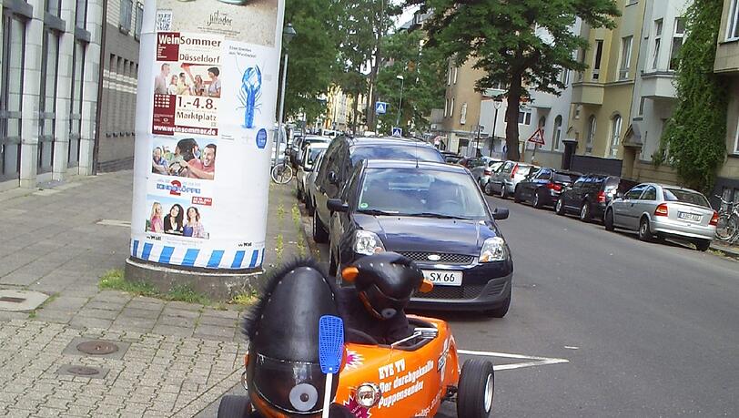 ...die Lack-und-Leder-Puppen. Das ist übrigens Ert. Nicht im Bild: sein Kollege Bernie. ...die Lack-und-Leder-Puppen. Das ist übrigens Ert. Nicht im Bild: sein Kollege Bernie.