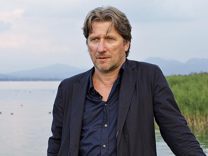 Kommissar Hattinger (Michael Fitz) am Chiemsee