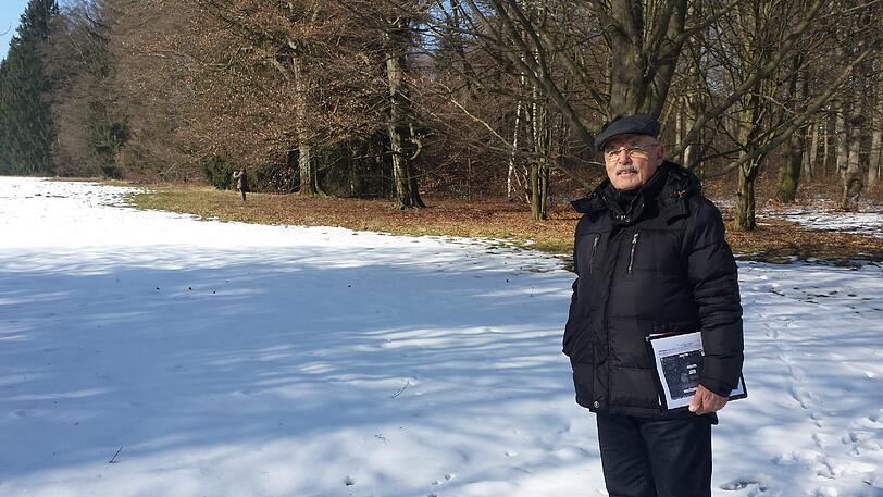 Werner Graus auf dem verwaisten Fußballplatz im Siemens-Sportpark.