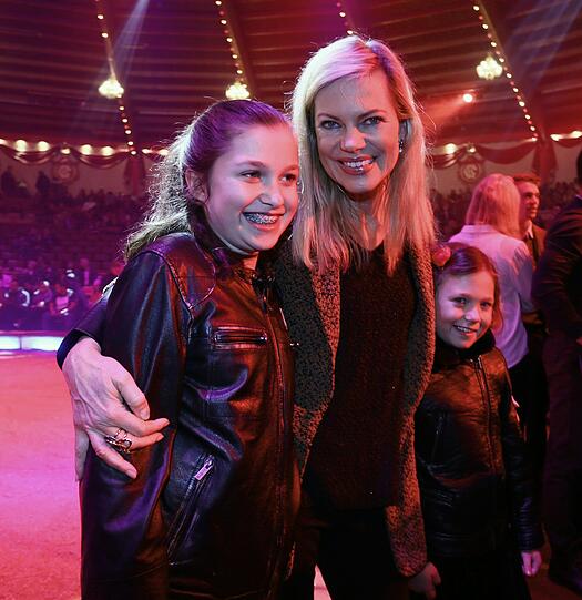 Nina Ruge mit ihrem Patenkind Tiza (l) und deren Freundin Becci