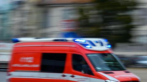 Ein Rettungsfahrzeug der Feuerwehr fährt mit Blaulicht bei einem Einsatz. Foto: Jens Büttner/zb/dpa/Archivbild
