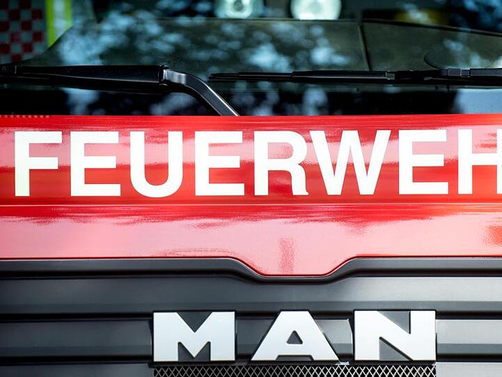 Ein Fahrzeug der Feuerwehr steht am Straßenrand. Foto: Hauke-Christian Dittrich/Archivbild