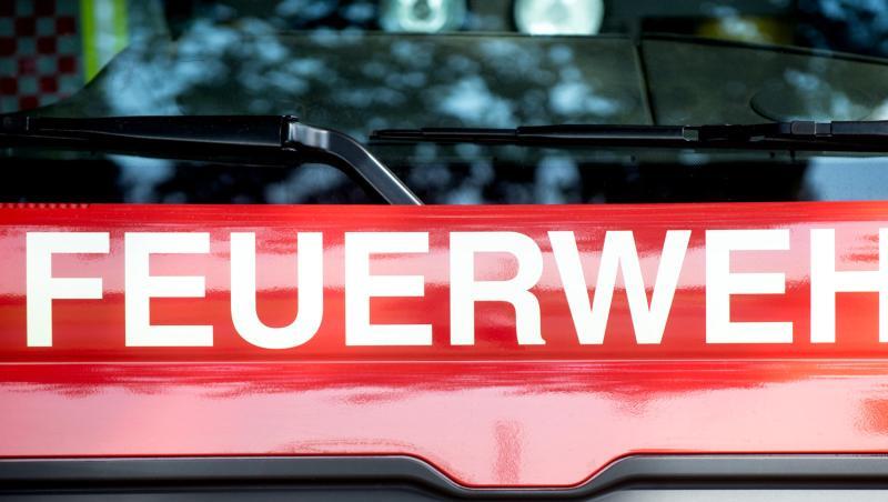 Ein Fahrzeug der Feuerwehr steht am Straßenrand. Foto: Hauke-Christian Dittrich/Archivbild Ein Fahrzeug der Feuerwehr steht am Straßenrand. Foto: Hauke-Christian Dittrich/Archivbild