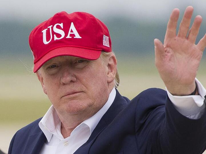 Donald Trump, Präsident der USA, winkt nach seiner Ankunft auf der Andrews Air Force Base.