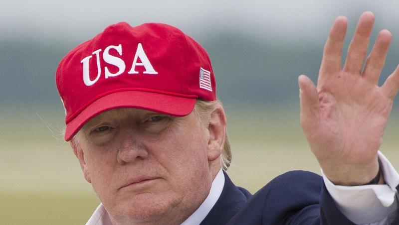 Donald Trump, Präsident der USA, winkt nach seiner Ankunft auf der Andrews Air Force Base. Donald Trump, Präsident der USA, winkt nach seiner Ankunft auf der Andrews Air Force Base.