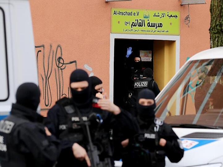 Einsatz mit schwerem Geschütz: Polizeibeamte vor der Al-Irschad-Moschee in Berlin.
