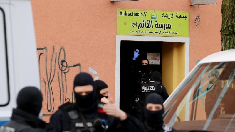 Einsatz mit schwerem Geschütz: Polizeibeamte vor der Al-Irschad-Moschee in Berlin.