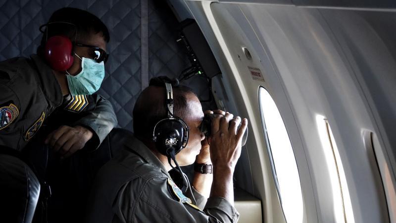 Die Besatzung eines Patrouillenflugzeugs der indonesischen Marine bei der Suche über der Bali-See.