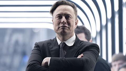 Elon Musk legt seine CEO-Rolle bei Twitter ab.