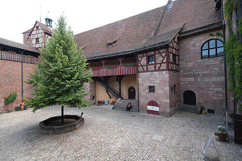 Die Burg soll aufgemöbelt werden.