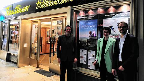 Ein Münchner Klassiker seit 1957: Die neuen Leiter des Theatiner Kinos Claire Schleeger und Bastian Hauser (rechts) mit dem Regisseur des Films "Auf dem Weg", Denis Imber.