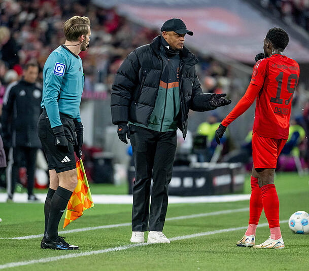 Verstehen sich sehr gut: Bayern-Trainer Vincent Kompany und Alphonso Davies. Verstehen sich sehr gut: Bayern-Trainer Vincent Kompany und Alphonso Davies.