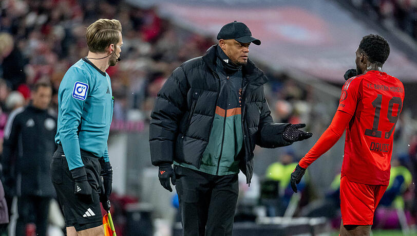 Verstehen sich sehr gut: Bayern-Trainer Vincent Kompany und Alphonso Davies.