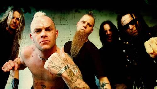 Sie drohen nicht nur mit Mutter Faust und ihren fünf Kindern, sondern auch mit ihrem Heavy-Sound: Five Finger Death Punch. Sie drohen nicht nur mit Mutter Faust und ihren fünf Kindern, sondern auch mit ihrem Heavy-Sound: Five Finger Death Punch.