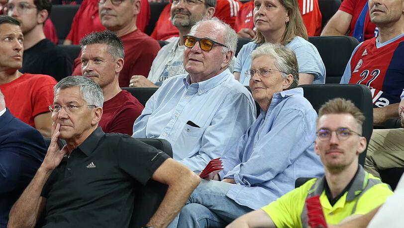 Fieberten auf der Tribüne mit: Uli Hoeneß und Herbert Hainer.