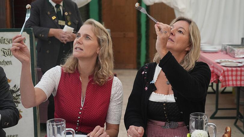 Auch KVR-Chefin Hanna Sammüller und Wiesnstadträtin Anja Berger testen die Schweinswürstl eingehend.