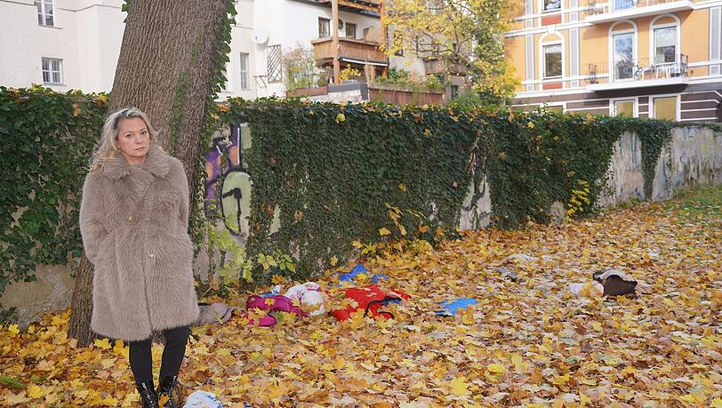 „Das ist nicht mehr schön hier“: Angelika Bäuml (62) wohnt seit 36 Jahren nahe der Grünanlage an der Glyptothek. Fast ein Jahr schon sammelt sie regelmäßig im Müllsack schmutzige Kleider, nasse Schlafsäcke oder Essensreste auf, die Obdachlose hinterlassen. „Macht ja sonst keiner.“ „Das ist nicht mehr schön hier“: Angelika Bäuml (62) wohnt seit 36 Jahren nahe der Grünanlage an der Glyptothek. Fast ein Jahr schon sammelt sie regelmäßig im Müllsack schmutzige Kleider, nasse Schlafsäcke oder Essensreste auf, die Obdachlose hinterlassen. „Macht ja sonst keiner.“
