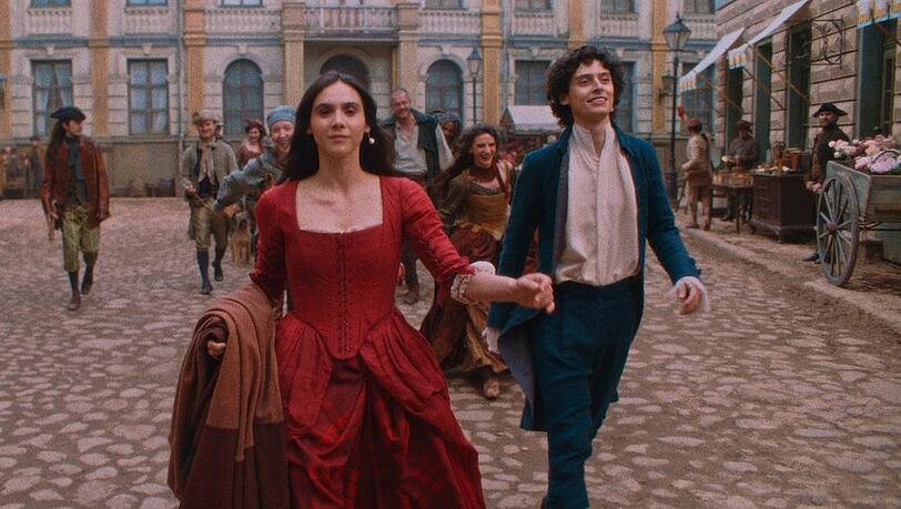 "Mozart/Mozart: Skandal": Maria Anna Mozart (Havana Joy, v.) und Amadeus Mozart (Eren M. Güvercin, r.) laufen mit ihren Musikern durch Wien. "Mozart/Mozart: Skandal": Maria Anna Mozart (Havana Joy, v.) und Amadeus Mozart (Eren M. Güvercin, r.) laufen mit ihren Musikern durch Wien.