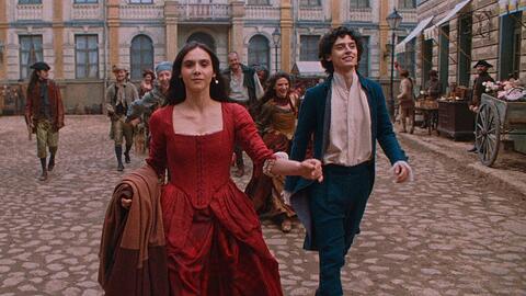 "Mozart/Mozart: Skandal": Maria Anna Mozart (Havana Joy, v.) und Amadeus Mozart (Eren M. G&uuml;vercin, r.) laufen mit ihren Musikern durch Wien.