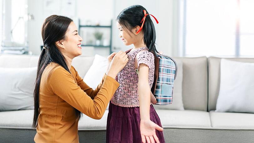 Bei der Einschulung in Thailand steht der Respekt gegenüber den Lehrkräften im Mittelpunkt. Die Kinder lernen gleich zu Beginn das "Wai", bei dem sie durch Zusammenlegen der Handflächen vor der Brust oder dem Gesicht Respekt zeigen. Wenige Tage nach Schulstart im Mai findet oft das Wai-Kru-Ritual statt, bei dem die Erstklässler den Lehrern kunstvoll verzierte Blumensträuße schenken. Bei der Einschulung in Thailand steht der Respekt gegenüber den Lehrkräften im Mittelpunkt. Die Kinder lernen gleich zu Beginn das "Wai", bei dem sie durch Zusammenlegen der Handflächen vor der Brust oder dem Gesicht Respekt zeigen. Wenige Tage nach Schulstart im Mai findet oft das Wai-Kru-Ritual statt, bei dem die Erstklässler den Lehrern kunstvoll verzierte Blumensträuße schenken.