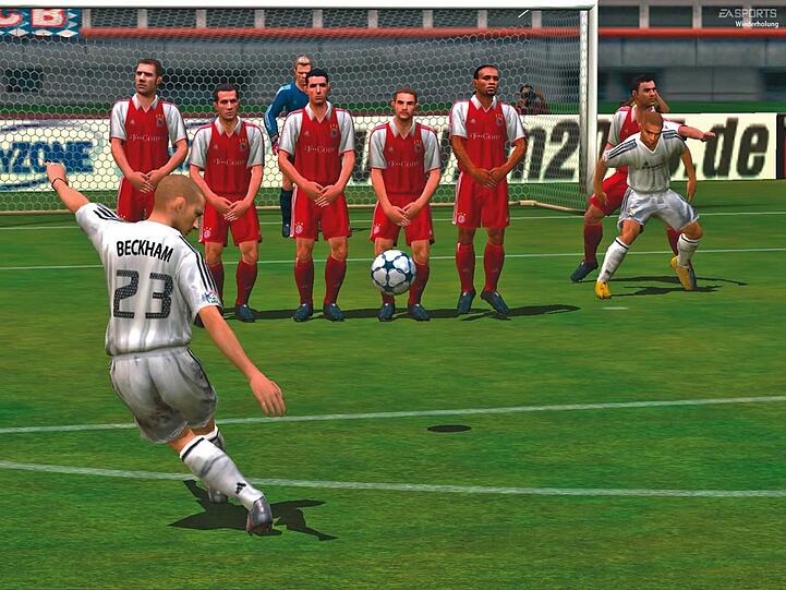 Kick it like Beckham! Neu in "FIFA 2005" war die "First Touch"-Steuerung, die das Vorlegen des Balls, Abstoppen und Tricks erlaubte. Kick it like Beckham! Neu in "FIFA 2005" war die "First Touch"-Steuerung, die das Vorlegen des Balls, Abstoppen und Tricks erlaubte.