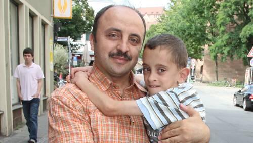 Nur eine Operation bei einem Spezialisten kann ihm helfen: Der schwer kranke Palästinenser-Junge Abdalaziz und sein verzweifelter Vater Helmi Dunboks hoffen auf Nürnberger Spender. Nur eine Operation bei einem Spezialisten kann ihm helfen: Der schwer kranke Palästinenser-Junge Abdalaziz und sein verzweifelter Vater Helmi Dunboks hoffen auf Nürnberger Spender.
