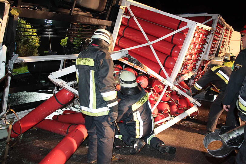 Auf der B 12 kippt ein Laster, der mit Wasserstoff-Flaschen beladen ist. Die enthalten noch Restgas und müssen erst entleert werden. Aus Sicherheitsgründen werden drei Gebäude in der näheren Umgebung evakuiert, drei Personen kommen leicht verletzt ins Krankenhaus.