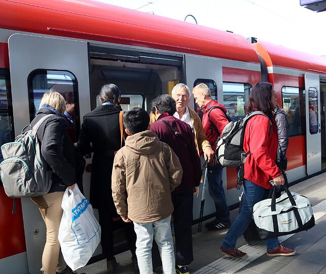 Wegen einer Baustelle an der Donnersbergerbrücke fährt zwischen Pasing und Hackerbrücke keine S-Bahn. Die Fahrgäste müssen in den Bus umsteigen! Die Bilder!