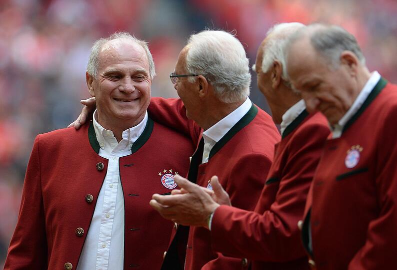 Gut gelaunt: Die Bayern-Legenden Uli Hoeneß und Franz Beckenbauer (rechts).