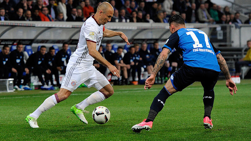 Arjen Robben im Duell mit dem Hoffenheimer Steven Zuber (rechts).