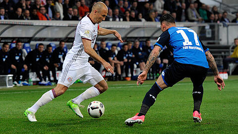 Arjen Robben im Duell mit dem Hoffenheimer Steven Zuber (rechts).