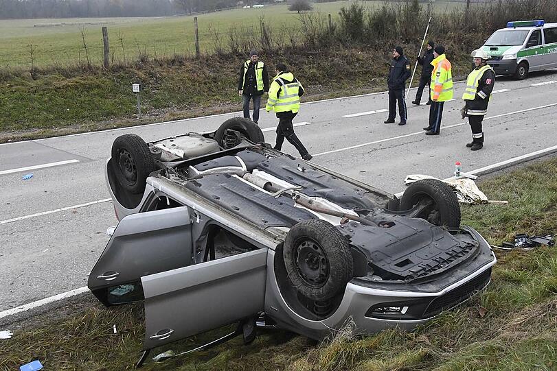 Bei einem Unfall im Landkreis Ebersberg sind zwei Menschen schwer verletzt worden.