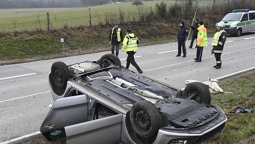Bei einem Unfall im Landkreis Ebersberg sind zwei Menschen schwer verletzt worden. Bei einem Unfall im Landkreis Ebersberg sind zwei Menschen schwer verletzt worden.