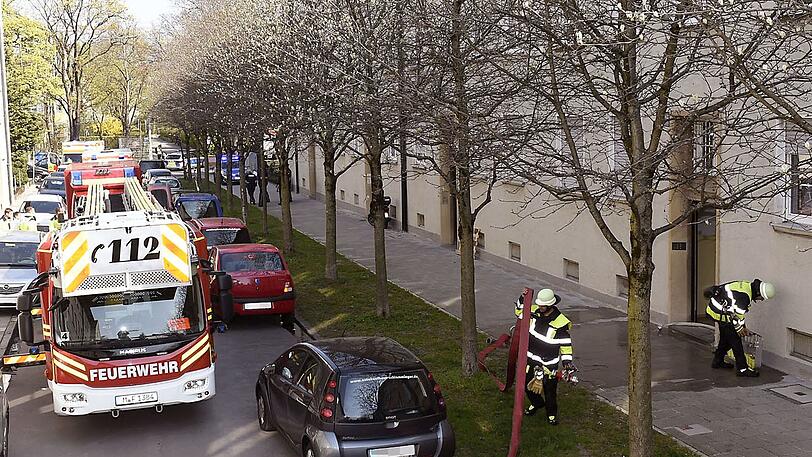 Bei einem Küchenbrand in Gern erlitt die 92-Jähriger Bewohnerin eine Rauchvergiftung.