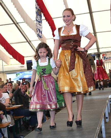 Trachtenmodenschau auf dem 27. Haderner Dorffest. Die Bilder.