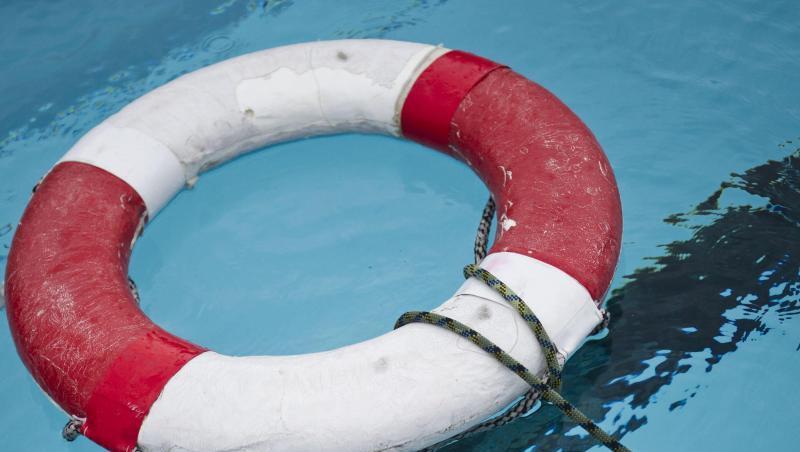 Ein Rettungsring liegt im Becken eines Freibads. Foto: Ole Spata/ZB/dpa/Symbolbild Ein Rettungsring liegt im Becken eines Freibads. Foto: Ole Spata/ZB/dpa/Symbolbild
