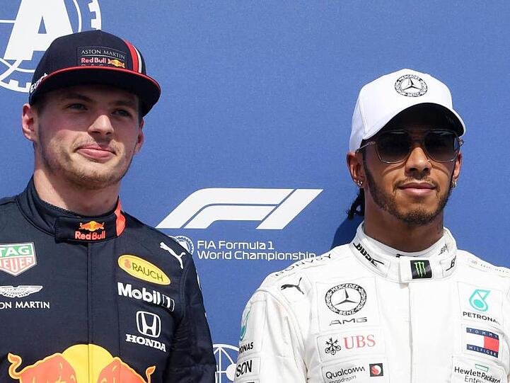 Kampfansagen, wie die von Red-Bull-Pilot Max Verstappen (l), sind für Lewis Hamilton ein "Zeichen von Schwäche".