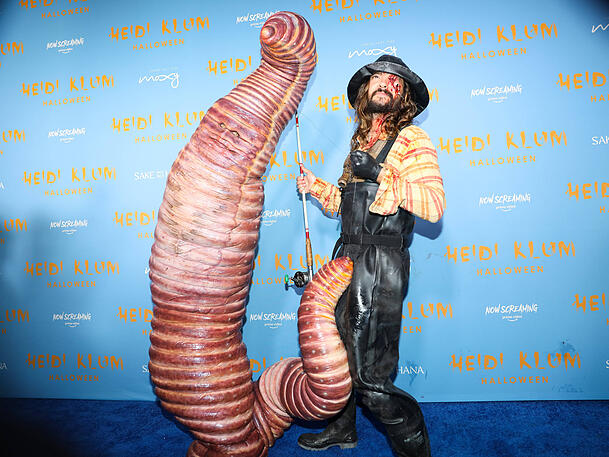 2022 mutierte Heidi Klum (li.) an Halloween zu einem Riesenwurm. Ehemann Tom Kaulitz trat als blutverschmierter Angler auf. 2022 mutierte Heidi Klum (li.) an Halloween zu einem Riesenwurm. Ehemann Tom Kaulitz trat als blutverschmierter Angler auf.