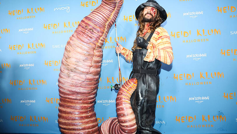 2022 mutierte Heidi Klum (li.) an Halloween zu einem Riesenwurm. Ehemann Tom Kaulitz trat als blutverschmierter Angler auf. 2022 mutierte Heidi Klum (li.) an Halloween zu einem Riesenwurm. Ehemann Tom Kaulitz trat als blutverschmierter Angler auf.