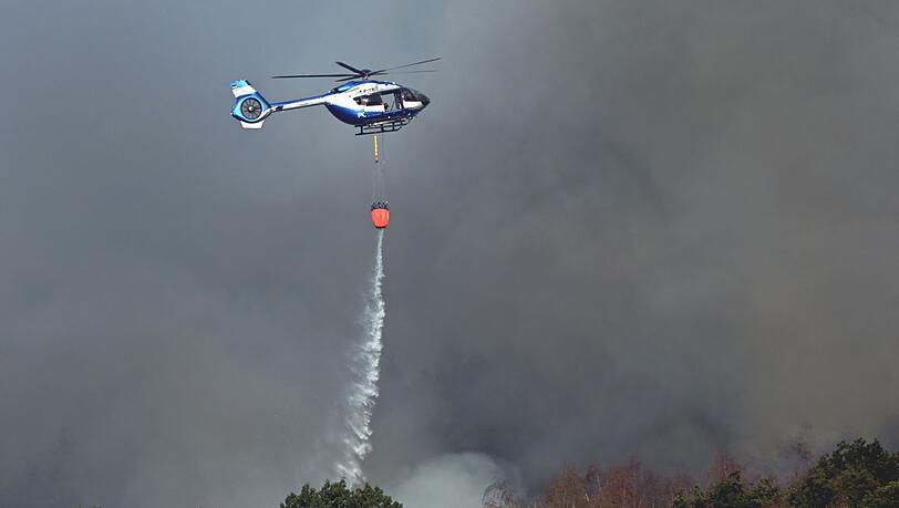Ob Löschhubschrauber, Wasserwerfer oder Panzer - in Hürtgenwald wird alles technisch Mögliche an den Start gebracht, um den Waldbrand zu bekämpfen. Ob Löschhubschrauber, Wasserwerfer oder Panzer - in Hürtgenwald wird alles technisch Mögliche an den Start gebracht, um den Waldbrand zu bekämpfen.