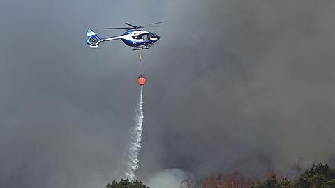 Ob L&ouml;schhubschrauber, Wasserwerfer oder Panzer - in H&uuml;rtgenwald wird alles technisch M&ouml;gliche an den Start gebracht, um den Waldbrand zu bek&auml;mpfen.