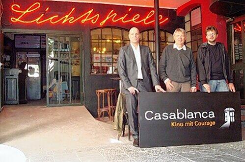 Die Casa-Vorstände Matthias Damm und Helfried Gröbe mit Henning Winter (v.r.), der das Logo &bdquo;Kino mit Courage&ldquo; kreierte.